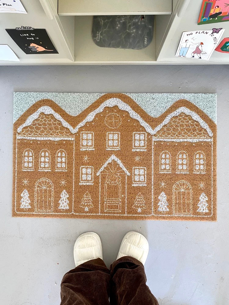 Cinnamon gingerbread house doormat with a three-house Christmas design