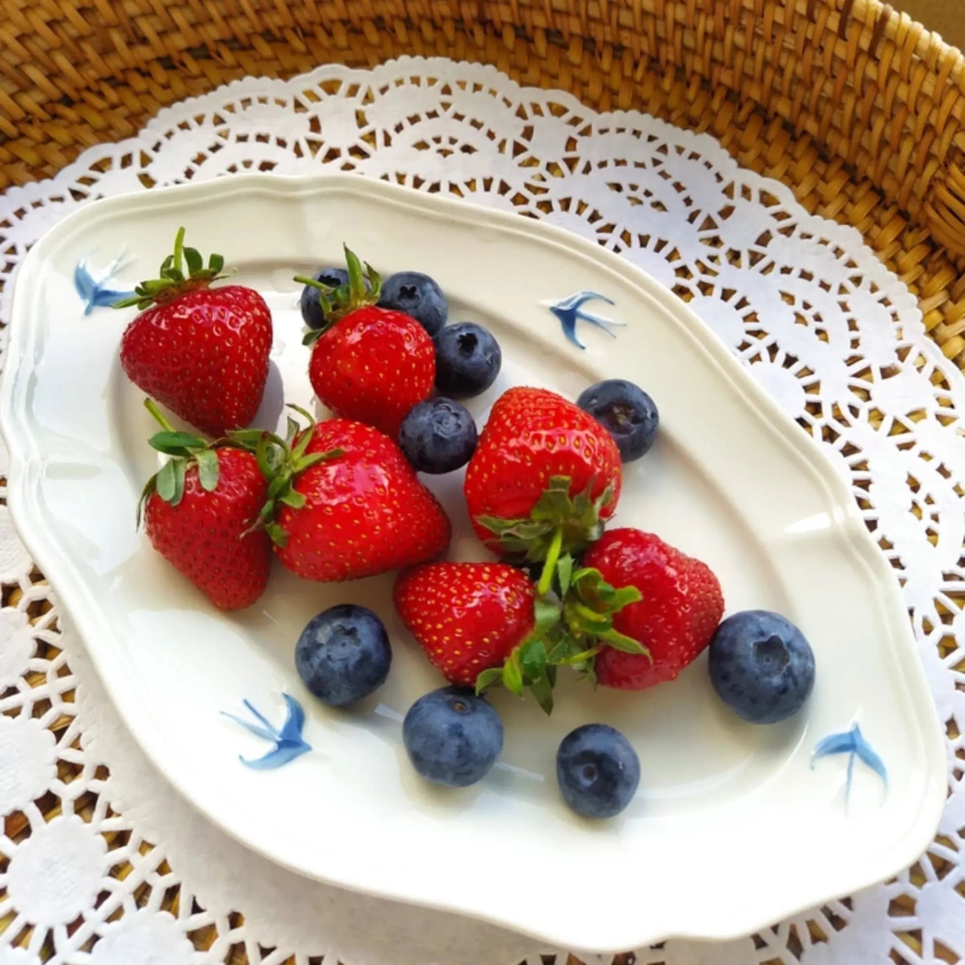 Hand-painted swallow ceramic tableware plate