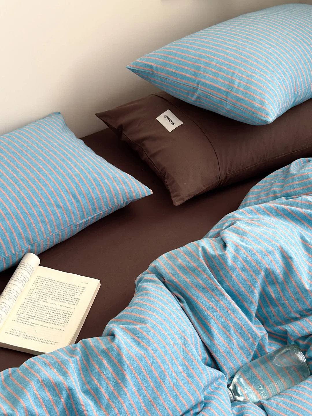 Coastal bedroom look – blue striped bedding set twin/queen, easy-care duvet cover.