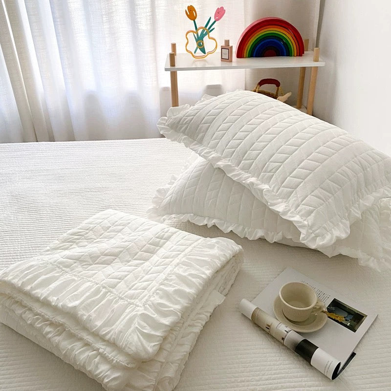 Soft girl ruffle bedding set with lightweight quilted blanket