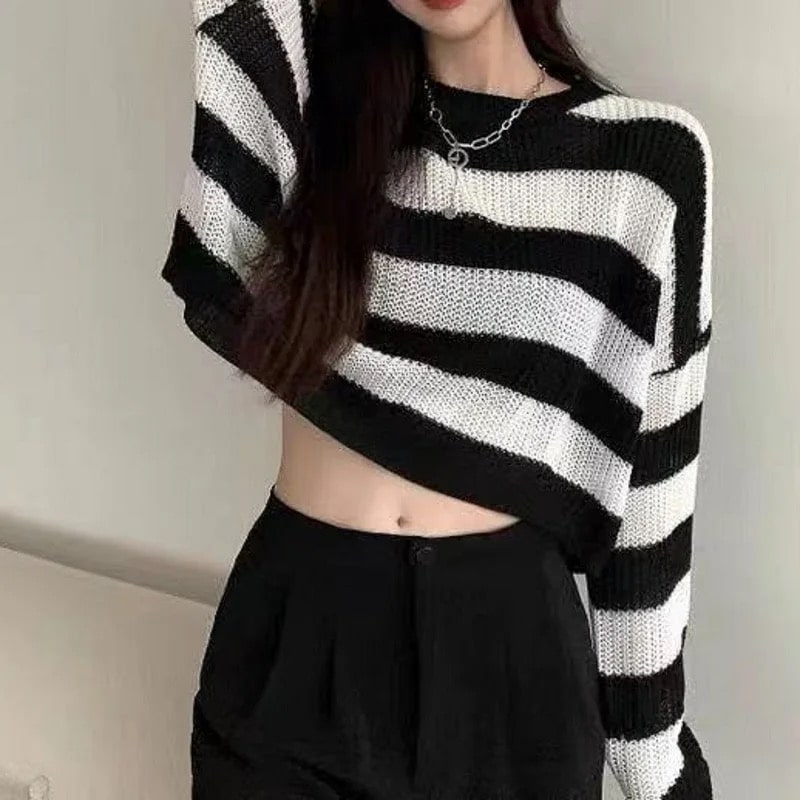 Y2K cropped sweater with striped design, oversized fit, and O-neck. Perfect knitted jumper for casual autumn and Korean vintage fashion.
